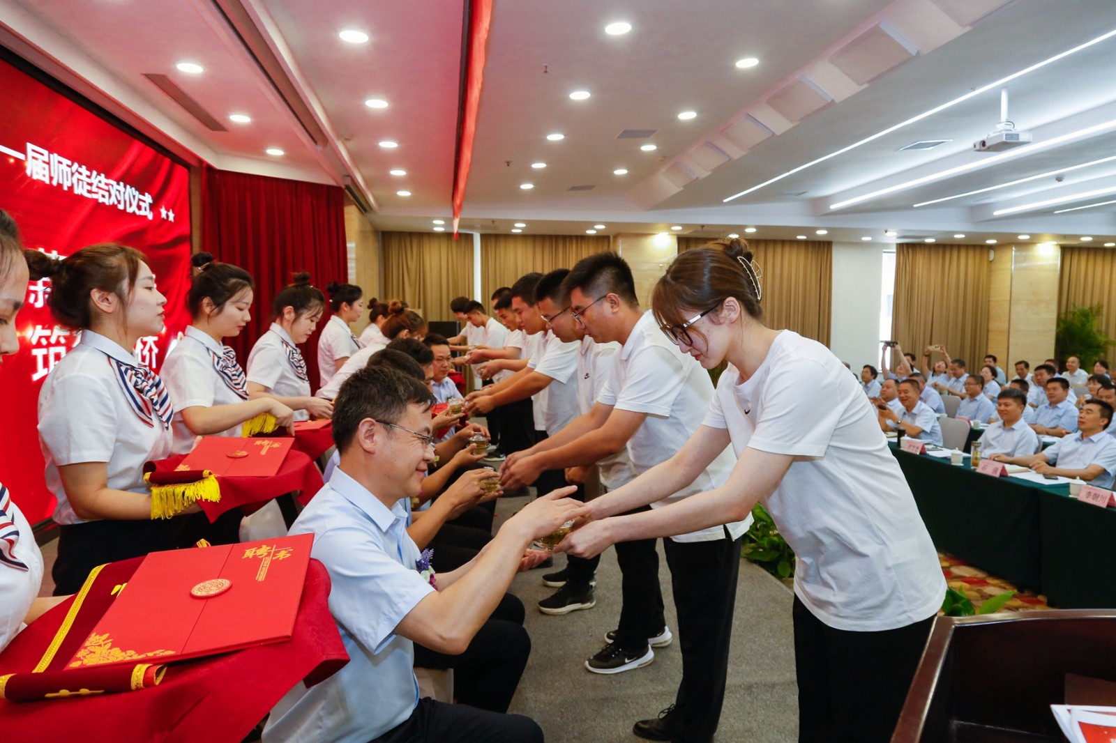 16614782114805994H7K.jpg 以师带徒_副本.jpg